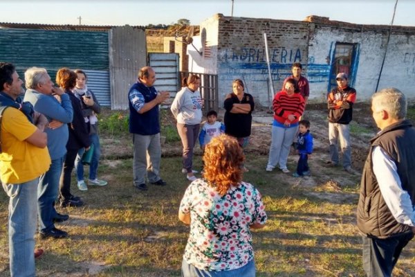 Bella Vista: El intendente Chavez junto a vecinos del arroyo Toropí
