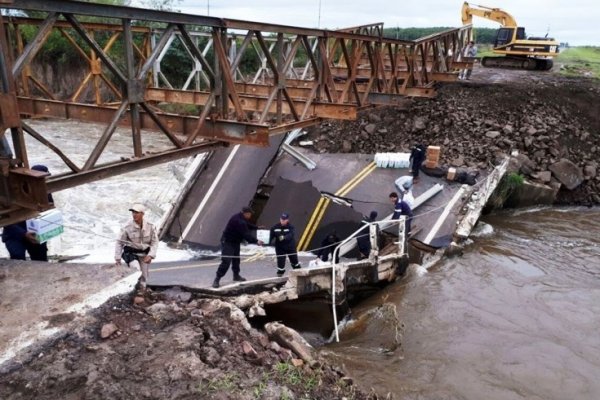 Cruzaron por el puente caído para asistir a pobladores aislados