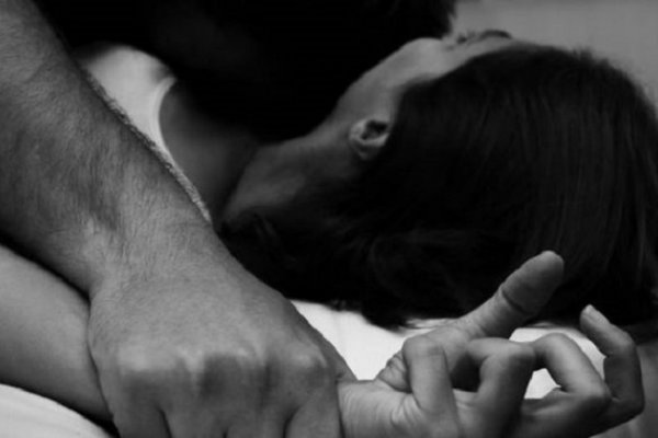 Horror: violó a su propia madre delante de su hermano menor
