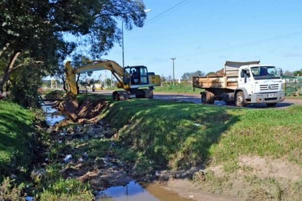 Operarios municipales refuerzan limpieza de canales y desagües