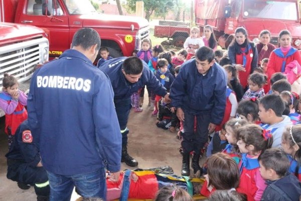 Jardineritos visitaron el cuartel de Bomberos Voluntarios de Santa Rosa