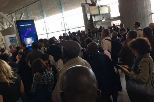 París: evacuan una terminal del aeropuerto Charles de Gaulle por un paquete sospechoso