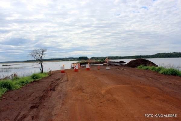 La Ruta 94 está cortada por desborde de un arroyo