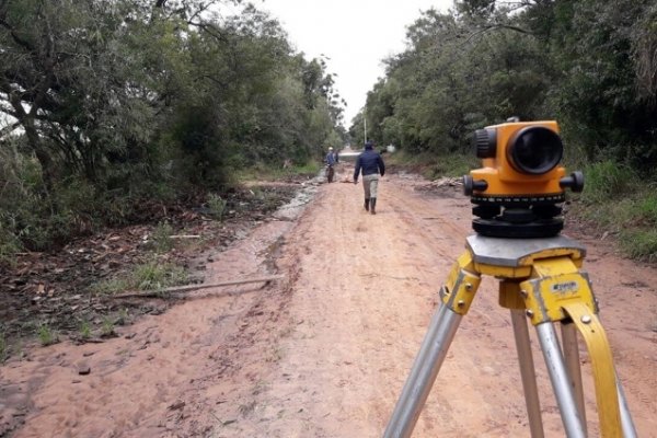 Topógrafo evalúa terrenos inundables en Santa Rosa para la proyección de obras