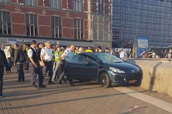 Un auto arrolló a peatones en la estación de trenes de Amsterdam