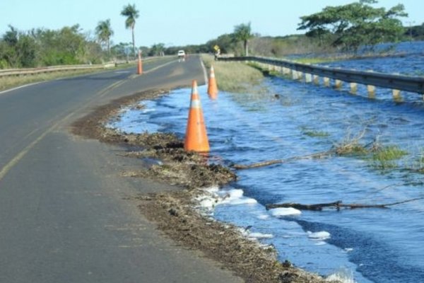 El río Aguapey está cerca de inundar un tramo de la Ruta 14