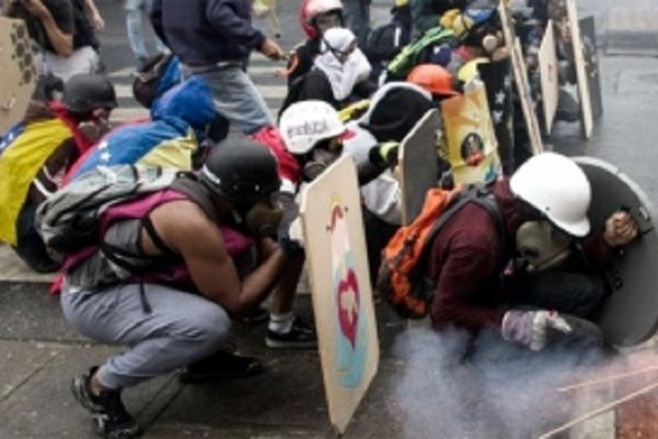 Nuevos choques en Caracas entre la policía y opositores