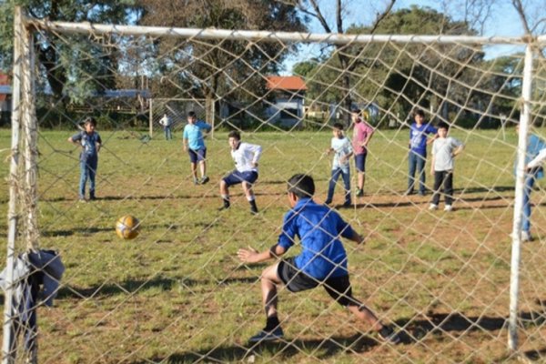 Actividades recreativas durante el fin de semana en centro de evacuados
