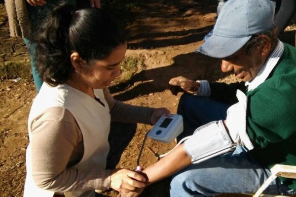 Personal de la Secretaría de Salud asiste a las familias autoevacuadas