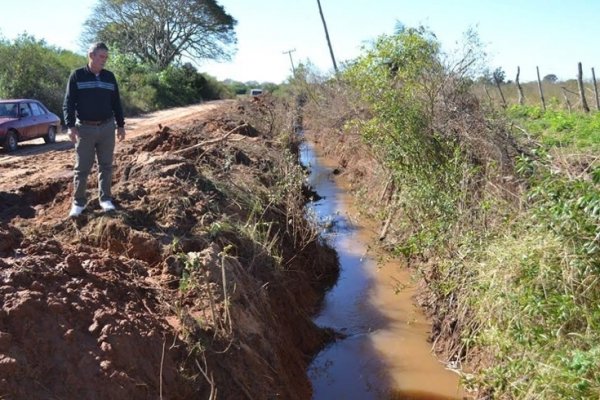 Se profundiza el saneamiento de desagües y caminos en Colonia Cabral y Anguá