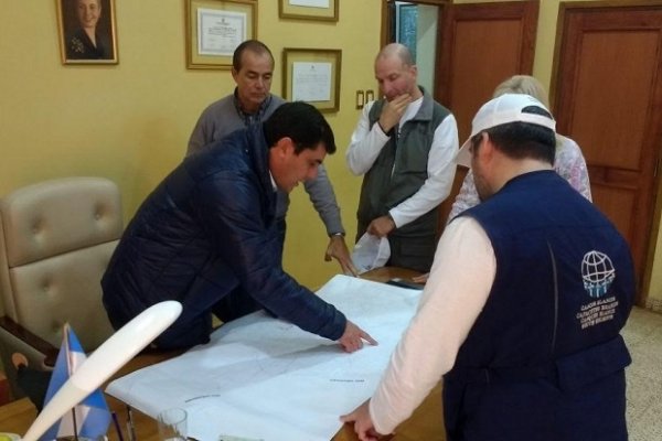 Santo Tomé: Giraud recorrió con Cascos Blancos los sectores inundados y centros de evacuados