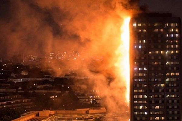Al menos seis muertos y 50 heridos en un enorme incendio en un edificio residencial en Londres