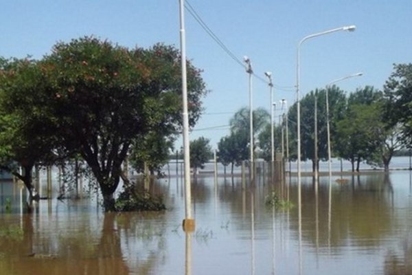 El director de Defensa Civil de la Provincia visitó el centro de evacuados de Paso de los Libres