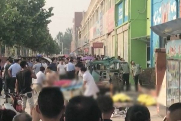 China: Una explosión en la puerta de un jardín de infantes deja al menos siete muertos