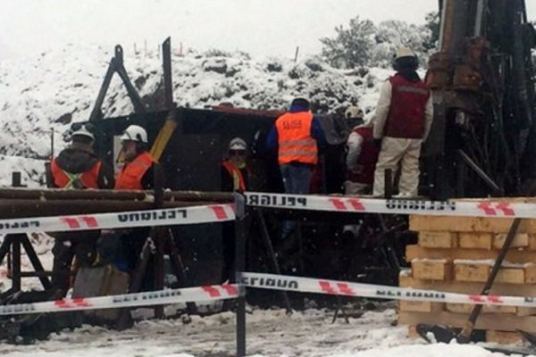 Dos mineros quedaron atrapados en un yacimiento inundado