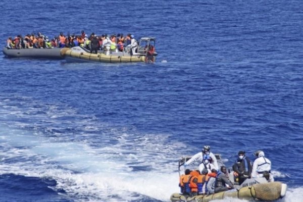 Rescatan a casi un millar de inmigrantes que querían llegar a Europa