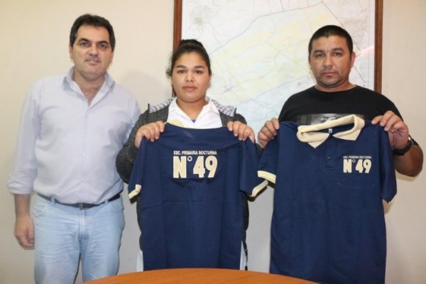 El Intendente de Santa Rosa entregó chombas a alumnos de Educación Primaria de Adultos