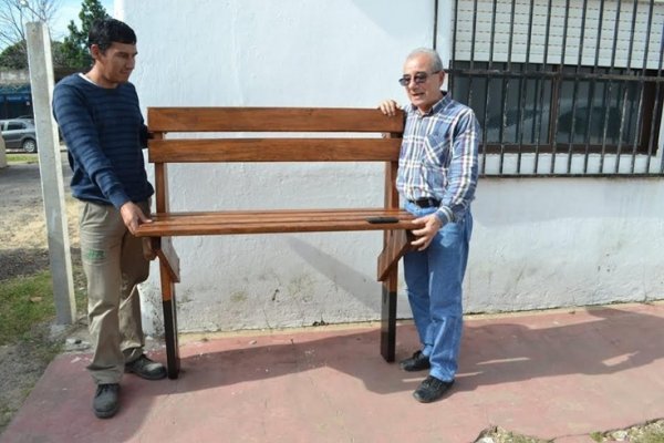 Donan bancos rústicos para la plaza San Martín