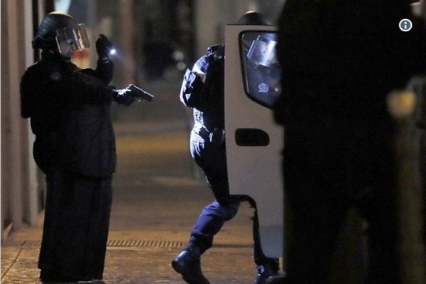 Un hombre armado chocó una camioneta policial y causó alarma en París