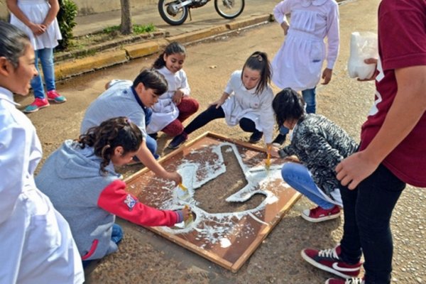 Pintado de senda peatonal con alumnos de la Escuela Nº 93