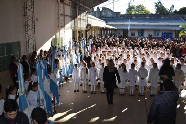 Una nueva generación de alumnos prometió lealtad a la Bandera Argentina