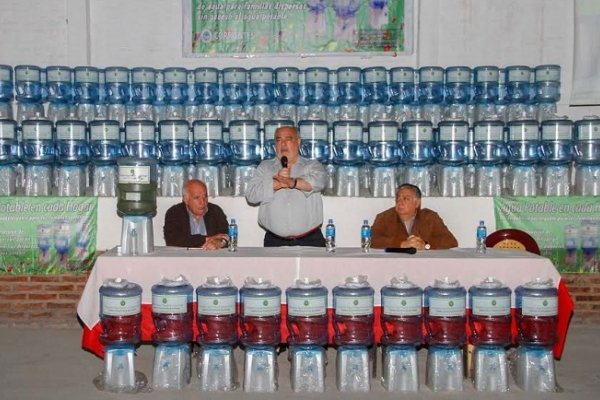 Colombi entregó potabilizadores de agua a familias rurales de Goya