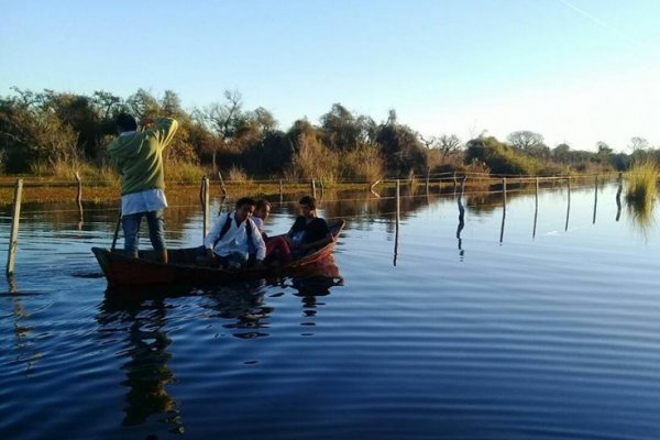 Niños cruzan ríos descalzos para ir a la escuela en zona rural de Esquina