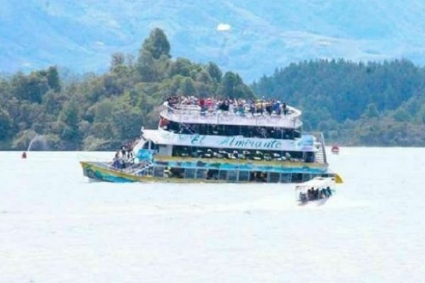 Un barco con 150 turistas naufraga en Colombia
