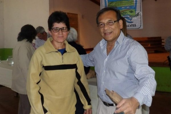 Cardozo recorrió obras en un CAPS y entregó anteojos