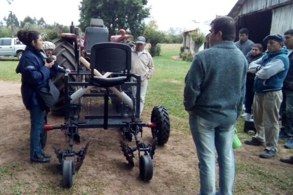 Cooperativa recibió plantadora de mandioca hecha por correntinos