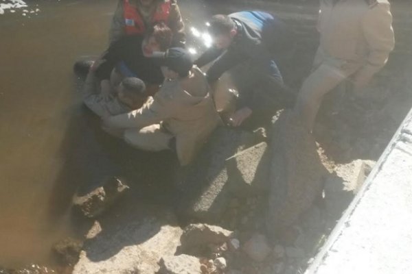 Esquina: rescatan a una mujer que cayó a las aguas del río Corriente