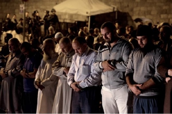 Los palestinos mantienen protestas en Jerusalén y piden rezar sin restricciones