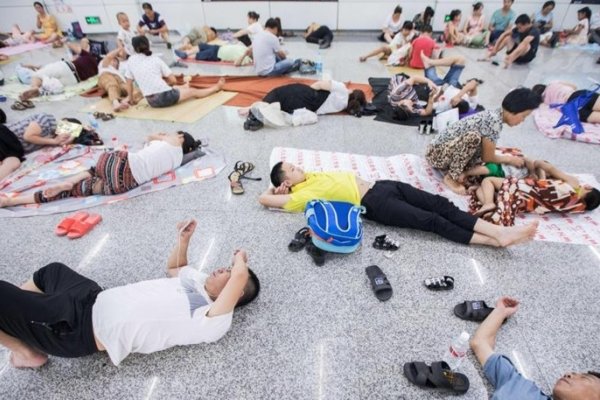 China vive su peor ola de calor en 145 años: Duermen en las calles