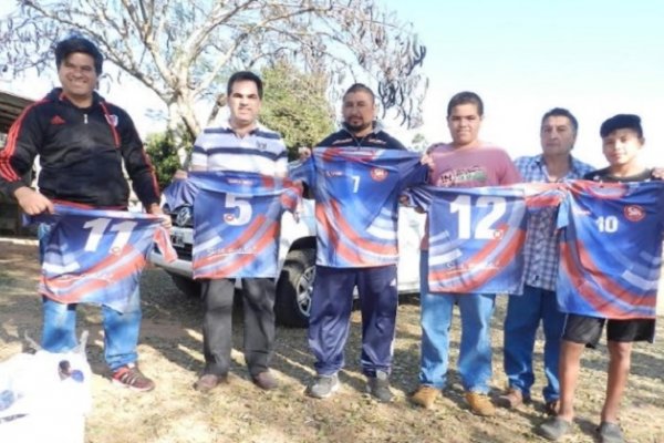 Llamarada Juniors recibió camisetas para los Juegos Correntinos