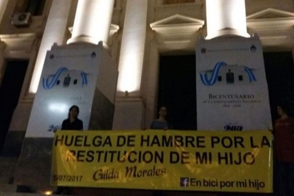Madre realiza huelga de hambre por restitución de su hijo