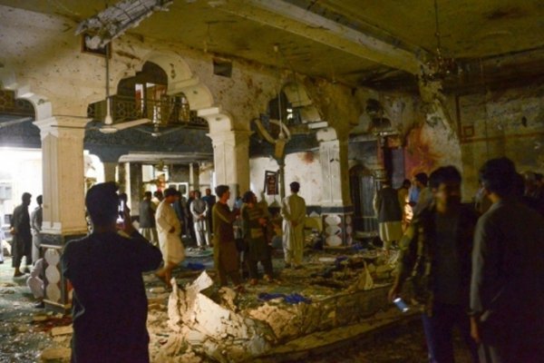 Casi 30 civiles murieron en un ataque suicida contra una mezquita en el oeste del país