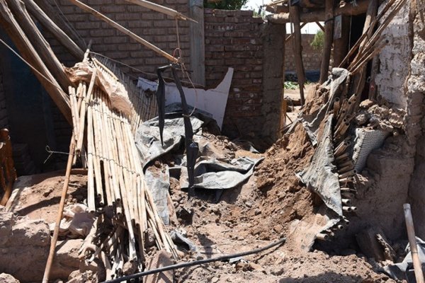 Mujer pide ayuda tras derrumbe de su precaria vivienda