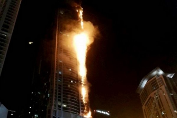 Impresionante incendio en uno de los rascacielos más grandes del mundo