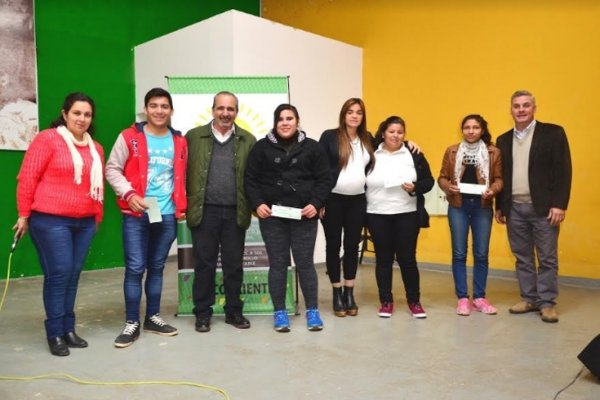 Entregan becas a estudiantes rurales del IDERCOR