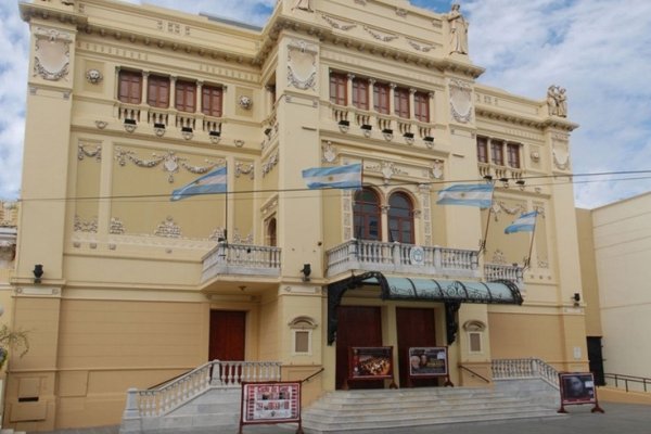 Homenaje por el Día de la Madre en las escalinatas del Teatro Vera