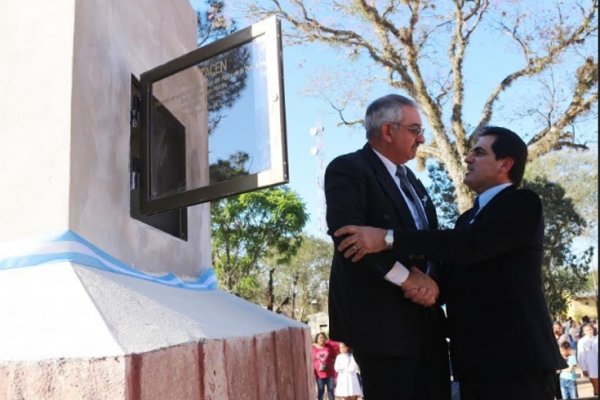 Colocaron tierra de Yapeyú en el Monumento al General San Martín