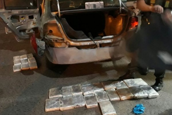 Incautan 42 kilos de marihuana ocultos en el doble fondo de un auto
