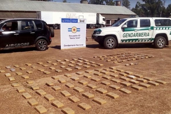 Corrientes: Incautan más de 100 kilos de marihuana dentro de un auto y detienen a un hombre