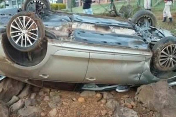 Por evitar un control terminó volcado