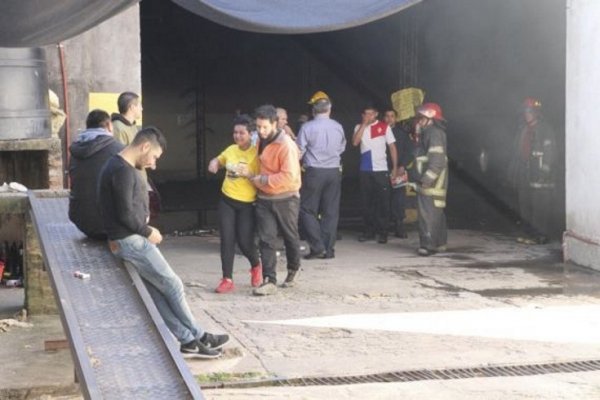 Incendio en un garage lindero a la sede del Arzobispado de Corrientes generó alarma