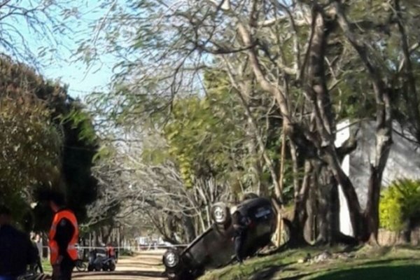 Camioneta despistó y volcó tras chocar contra un cuatriciclo