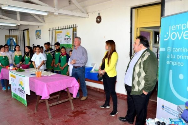 Capacitación y becas para Paraje Cebolla