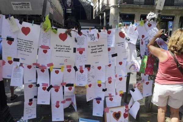 Murió una mujer herida en Barcelona y se elevan a 16 los muertos por los atentados