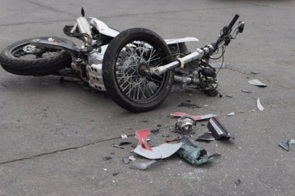 Motociclista murió al chocar contra un auto estacionado