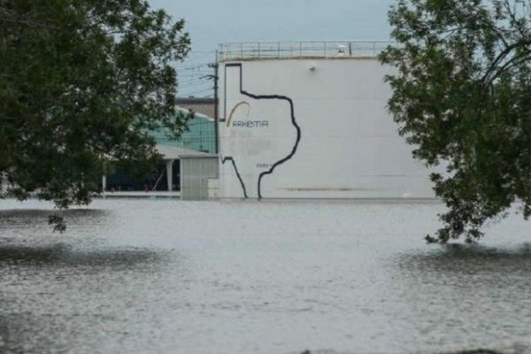 Texas: explotó una planta química dañada por el huracán Harvey
